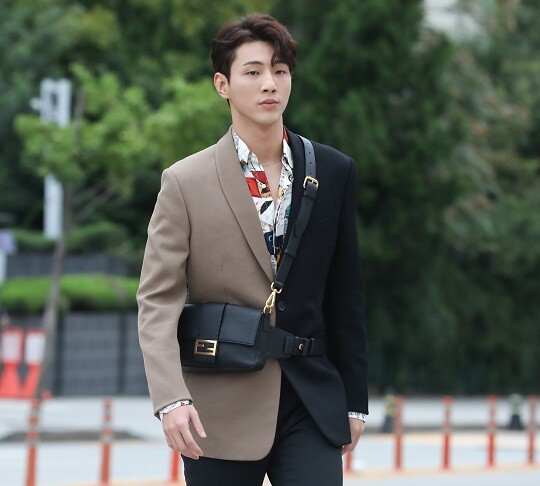 학교폭력 논란으로 출연 중이던 KBS2 드라마 '달이 뜨는 강'에서 하차한 배우 지수가 학폭 사실은 일부 인정하되, 이와 더불어 제기된 성폭력 폭로에 대해서는 사실이 아니라고 밝히며 법적 대응에 나섰다. 사진=박정훈 기자