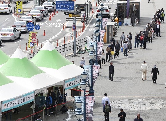 경남도는 27일 오후 5시 이후 도내에서 코로나19 확진자 16명이 발생했다고 28일 밝혔다. 서울역 광장에 마련된 임시 선별검사소를 찾은 시민들이 검사를 받기 위해 길게 줄서 있다. 사진=일요신문DB