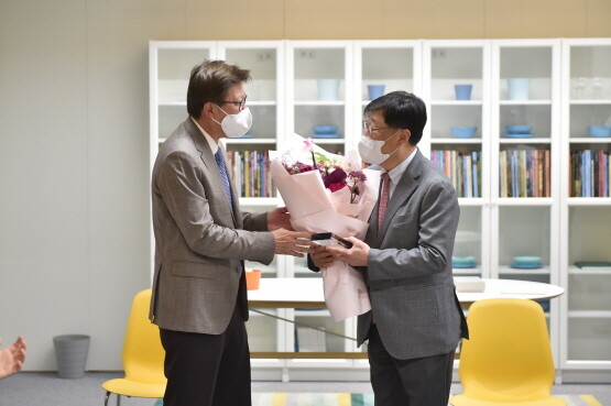 감사패 수여 장면