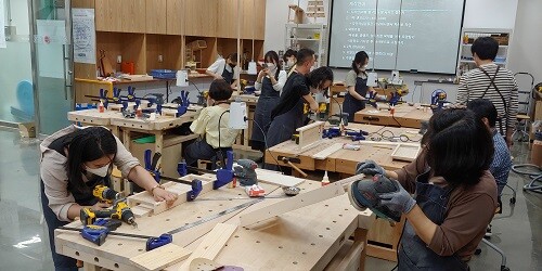 메이커교육관에서 목공수업이 진행되고 있다. (사진=경북교육청 제공)