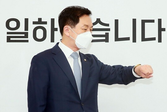 김기현 국민의힘 당 대표 권한대행 겸 원내대표가 31일 북한 김정은 국무위원장의 사과를 요구했다. 이날 오전 서울 여의도 국회에서 열린 가상자산특별위원회에서 시간을 확인하고 있는 김 대표 대행. 사진=박은숙 기자