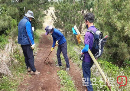 제주도는 올레의 탐방객 안전과 환경정비를 위해 전문인력 ‘그린리더’를 지원하고 있다./사진=제주도 제공