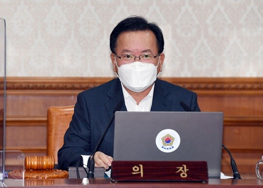김부겸 국무총리(사진)는 2일 “평범하지만 소중한 일상으로 되돌아가기 위해서는 백신 접종이 필수”라고 강조했다. 사진=임준선 기자