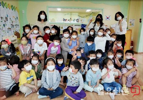 1. 경기도의회 교육행정위원회 전승희 의원(더민주, 비례, 양평)이 지난 5월 26일 양서어린이집 아이들과 함께 멸종위기 동물 작품전시회를 관람하며 영유아 환경교육의 중요성을 체감하는 시간을 가졌다.