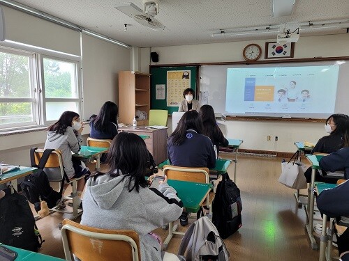 구미 광평중학교에서 학생들이 수업을 듣고 있다. (사진제공=경북교육청)