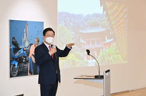 임종식 경북교육감이 3일 포항시립미술관에서 세르비아의 작가 블라디슬라브 스체파노비치의 '한 화가의 증언' 전시와 연계한 강연을 하고 있다. (사진제공=경북교육청)