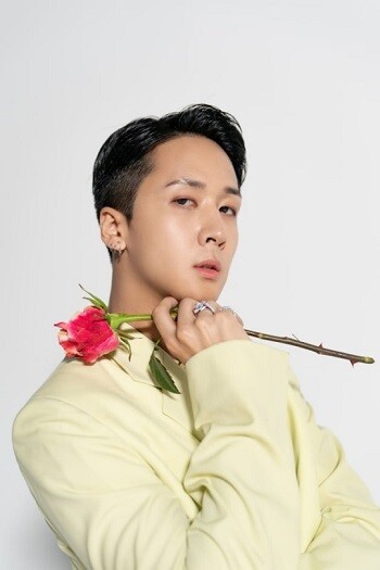 가수 라비가 지난 3일 공개한 미니 4집 '로지즈'(ROSES)의 수록곡 '레드벨벳'의 성적 은유가 담긴 가사에 실제 걸그룹 레드벨벳의 히트곡 제목과 멤버들 이름을 넣은 사실이 알려지면서 성희롱 논란이 불거졌다. 사진=그루블린 제공