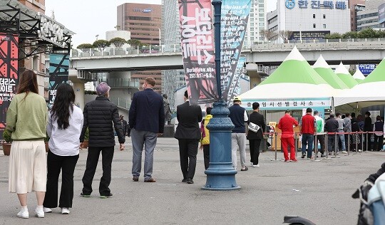 중앙재난안전대책본부는 ‘자가격리자 관리현황 및 사회적 거리두기 이행상황’을 점검했다고 6일 밝혔다. 코로나19 서울역 선별검사소. 사진=박정훈 기자