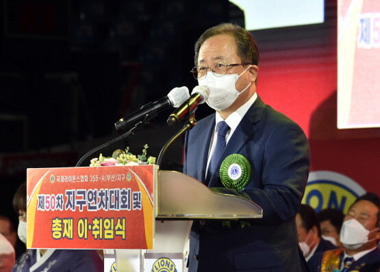 김석준 부산교육감이 ‘국제라이온스협회355-A지구 총재 이·취임식’에서 축사를 갖는 모습.