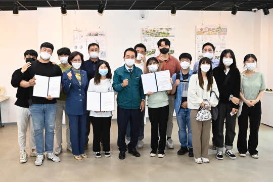 계명대가 달성군 낙동마을 주민들과 함께 '우리 마을 매력 찾기'프로젝트를 통해 도시재생사업을 펼치고 있다. <계명대 제공>