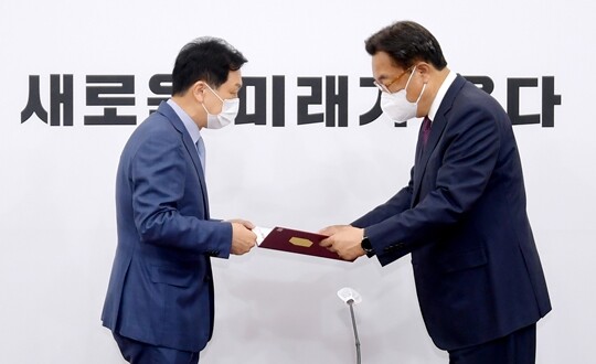 김기현 국민의힘 당대표 권한대행 겸 원내대표가 6월 9일 ‘군성범죄진상규명및재발방지특위’ 임명장 수여식에서 정진석 의원에게 특위 위원장 임명장을 수여하고 있다. 사진=박은숙 기자