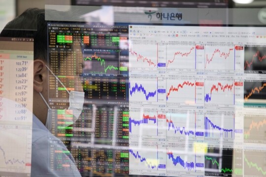 정부가 7월부터 백신 접종자에 한해 해외 단체여행을 허용한다고 밝힌 가운데 9일 항공·여행 관련주가 일제히 강세를 보였다. 하나은행 딜링룸 모습. 사진=이종현 기자