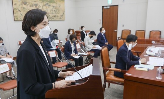 유은혜 부총리 겸 교육부 장관이 10일 오후 서울 여의도 국회에서 열린 교육위원회 전체회의에서 국가교육위원회법 통과에 대한 인사말을 하고 있다. 사진=박은숙 기자