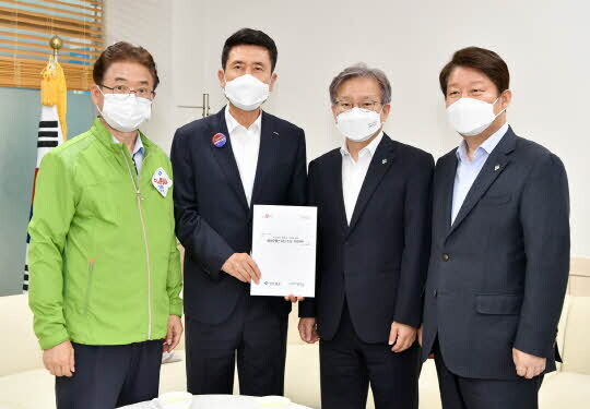 (왼쪽부터) 이철우 경북도지사, 이강덕 포항시장, 권칠승 중소벤처기업부 장관, 권영진 대구시장, 주낙영 경주시장 <포항시 제공>