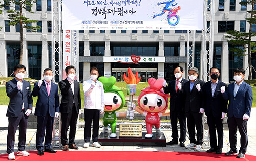 10일 경북도청 전정에서 전국체전마스코트(새롬이, 행복이) 조형물 제막식이 열리고 있다 (사진=경북도 제공)