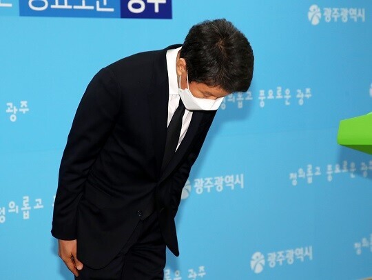 광주 학동 4구역 재개발 사업지에서 발생한 붕괴 사고와 관련해 시공사인 HDC현대산업개발 관계자들이 경찰에 입건됐다. 사진은 지난 10일 정몽규 HDC현대산업개발 회장이 ‘광주 학동 건물 붕괴 사고’를 두고 사죄하는 모습. 사진=연합뉴스