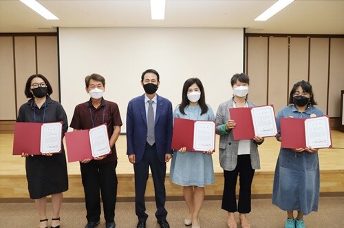 양평뉴딜포럼 공동대표인 홍순용 양평군산림조합장이 수료증을 수여하고 기념촬영을 하고 있다.