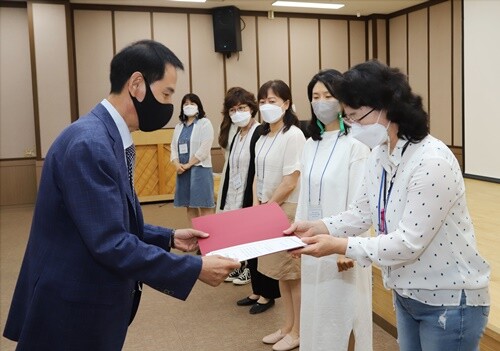 양평뉴딜포럼 공동대표인 홍순용 양평군산림조합장이 수료증을 수여하고 있다.