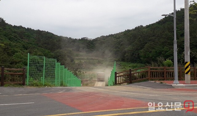 대우건설 토사를 운반하는 덤프트럭에서 발생한 비산먼지와 흙으로 오염된 도로 모습.