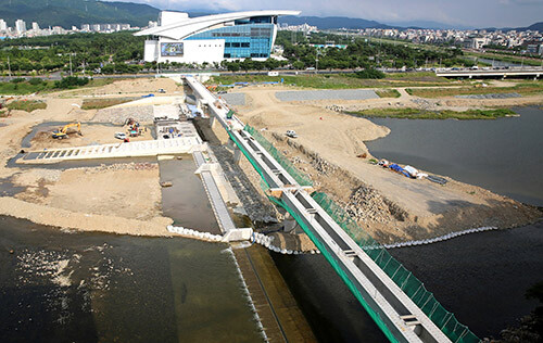 경주시 첫 자전거 교량 ‘월령교’가 올 연말 개통을 앞두고 막바지 공사가 한창이다 (사진=경주시 제공)