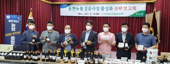 전략보고회 이후 가진 기념촬영 모습. 왼쪽 세 번째부터 용현농협 김정만 조합장, 농협 사천시지부 김창현 지부장, 농협 창업농지원센터 양동철 교수.