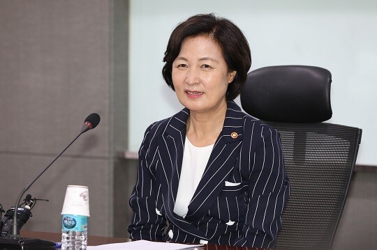 17일 법조계에 따르면 추미애 전 법무부 장관(사진)의 아들 서 아무개 씨의 군 휴가 미복귀 의혹을 제기한 당직사병 현 아무개 씨가 추미애 전 장관 등을 명예훼손으로 고소한 사건이 검찰에서 불기소 처분을 받은 것으로 전해졌다. 사진=박은숙 기자