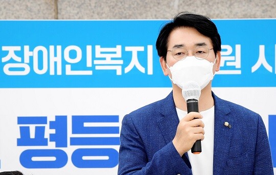 박용진 더불어민주당 의원이 6월 7일 오전 여의도 국회 앞 계단에서 '장애인 평등소득 실현 기자회견'을 갖고 발언하고 있다. 사진=박은숙 기자