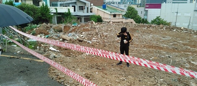 철거 공사장 내부에 아무런 제지 없이 동전을 찾으러 들어간 학생.