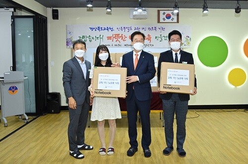 지난 22일 안동 부설초등학교에서 교원노트북 전달식이 열리고 있다 (사진=경북교육청 제공)