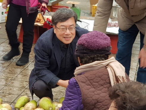 서범수 국회의원이 언양 5일장을 방문해 주민들과 담소를 나누는 모습.