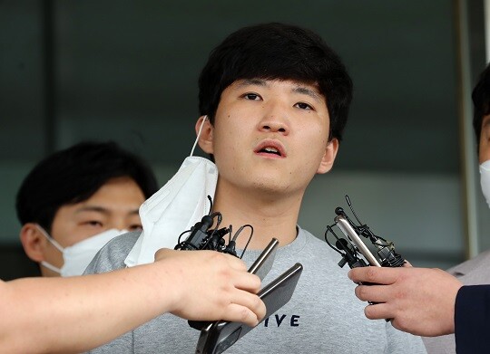 최찬욱이 24일 검찰 송치 전 대전둔산경찰서 앞에서 취재진 질문에 답하고 있다. 사진=연합뉴스