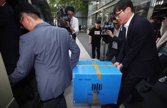 과거 서울남부지검 증권범죄합동수사단이 서울 서초구 삼성증권 본사를 압수수색한 뒤 압수품을 들고 건물을 나서는 모습. 사진=연합뉴스