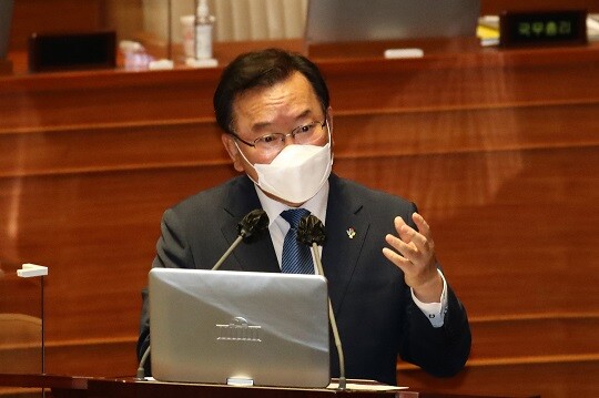 김부겸 국무총리가 24일 수술실 내 CCTV 설치 문제에 입장을 밝혔다. 김 총리가 국회 본회의장에서 열린 교육-사회-문화분야 대정부질문에서 의원들의 질문에 답변하고 있다. 사진=박은숙 기자