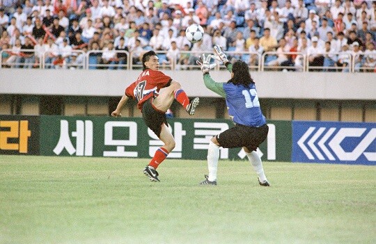 하석주 아주대 감독은 선수시절 최초의 와일드카드로 선발돼 1996 애틀랜타 올림픽에 나선 경험이 있다. 사진은 올림픽 대표 소속으로 평가전에 나선 모습. 사진=연합뉴스