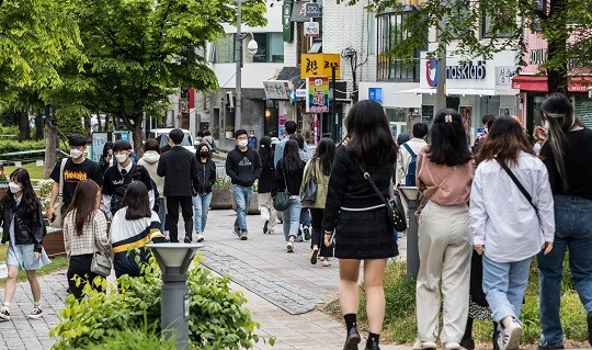 김부겸 국무총리는 27일 "수도권은 개편안 2단계를 적용하되 2주간 사적 모임을 6인까지만 허용한다"고 밝혔다. 사진=최준필 기자