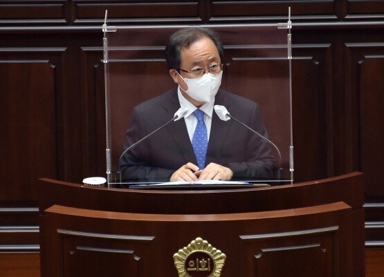 김석준 부산교육감이 ‘제297회 시의회 정례회 제2차 본회의’에 참석해서 발언하는 장면.