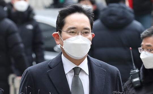 지난 1월 18일 서울 서초구 서울고등법원에서 열린 국정농단 사건 파기환송심 선고 공판에 출석하고 있는 이재용 삼성전자 부회장. 사진=임준석 기자