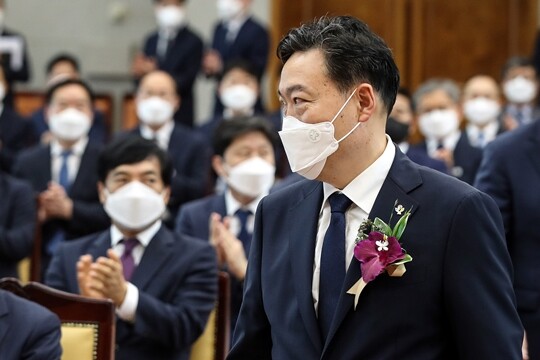 정치적 중립성과 독립성을 언급하며 ‘검찰의 목소리’를 낼 것을 시사했던 김오수 총장은 검찰 인사와 직제개편에서 체면을 구겼다. 사진=임준선 기자