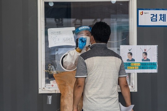 코로나19 확진자가 발생하며 결국 일부 KBO리그 경기가 취소됐다. 코로나19 검사 모습으로 기사의 특정 내용과 관련없음. 사진=최준필 기자