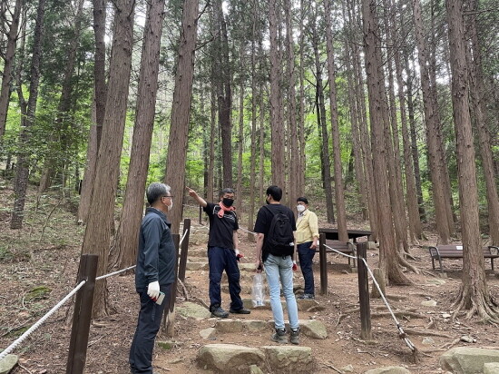 오규석 기장군수가 달음산 등산로를 방문한 모습