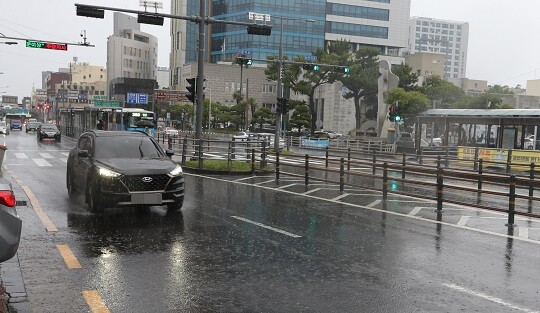 3일 오전 제주시 도심지에 장마전선 영향으로 비가 내리고 있다. 사진=연합뉴스