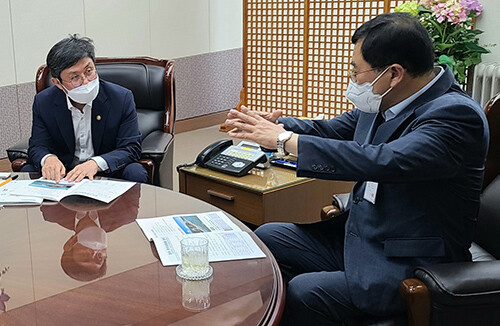 주낙영 시장(사진 오른쪽)이 5일 안도걸 기획재정부 제2차관을 만나 시가 사활을 걸고 추진 중인 내년도 주요 현안 사업에 대해 설명하고 있다 (사진=경주시 제공)