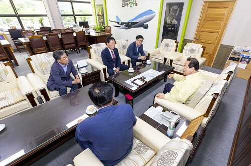 지난해 7월 의장단 통합신공항 관련 군위군수 면담. (사진제공=경북도의회)