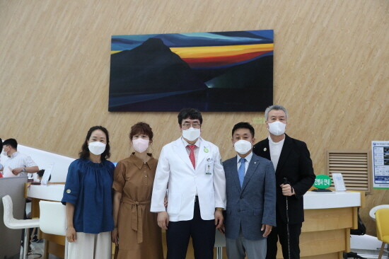 기증자와의 기념촬영 모습. 가운데가 오경승 병원장, 맨 오른쪽이 송호준 화백.