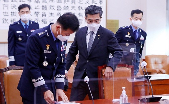 서욱 국방부 장관과 정상화 공군참모차장이 지난 6월 10일 오전 서울 여의도 국회에서 열린 법제사법위원회 전체회의 공군 성추행 사건 관련 긴급현안질의에 출석하고 있다. 사진=박은숙 기자