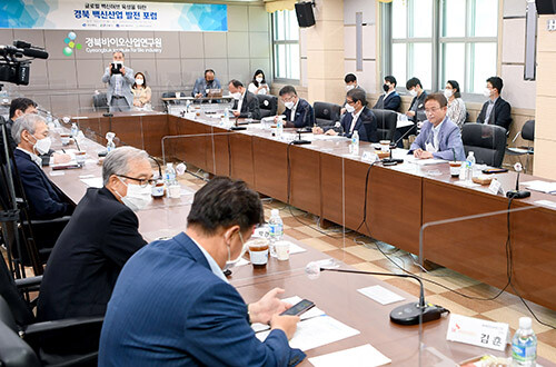 '경북 백신산업 발전 포럼'이 12일 경북바이오산업연구원에서 '경북 백신산업 활성화 및 발전 방안'이라는 주제로 열리고 있다 (사진=경북도 제공)