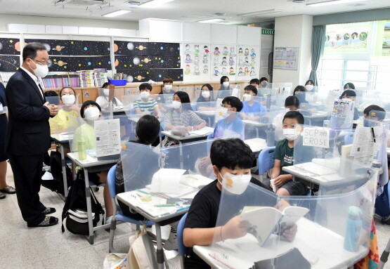 김석준 교육감이 신명초등학교를 찾아 방역상황을 점검하는 모습.