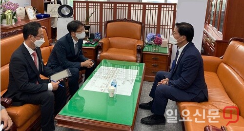 송석준 의원이 12일 국회에서 박대준 (쿠팡) 공동대표를 만나 보상계획에 대해 논의하고 있다.(제공=송석준 의원실)