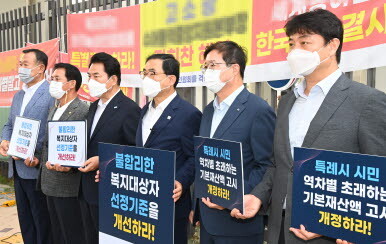 염태영 수원시장(오른쪽 2번째) 등 수원·창원·용인시 시장과 시의회 의장이 7월 14일 오전 정부세종청사 보건복지부 앞에서 ‘기본재산액 고시 개정’을 촉구했다. 사진=수원시 제공