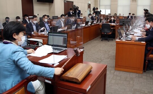 인사혁신처는 대체공휴일을 확대 적용하는 내용의 ‘관공서의 공휴일에 관한 규정’ 개정안(대통령령)을 입법 예고한다고 15일 밝혔다. 지난 6월 16일 국회 행정안전위원회 전체회의에서 ‘대체공휴일법’을 논의하는 모습. 사진=박은숙 기자